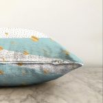 Beyaz Zemin Üzerinde Gold Detaylı Geometrik Desenli Raşel Kadife Yastık Kırlent Kılıfı Realhomes