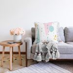 Beyaz Zemin Üzerinde Gold Detaylı Geometrik Desenli Raşel Kadife Yastık Kırlent Kılıfı Realhomes