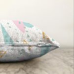 Beyaz Zemin Üzerinde Gold Detaylı Geometrik Desenli Raşel Kadife Yastık Kırlent Kılıfı Realhomes