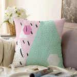 - Sonil-K-8271-Gorsel1 - Realhomes  Beyaz Zemin Üzerinde Renkli Geometrik Desenli Dijital Baskılı Modern Raşel Kadife Yastık Kılıfı Realhomes