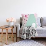 - Sonil-K-8271-Gorsel2 - Realhomes  Beyaz Zemin Üzerinde Renkli Geometrik Desenli Dijital Baskılı Modern Raşel Kadife Yastık Kılıfı Realhomes