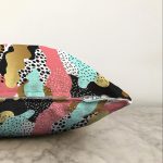 - Sonil-K-8272-Gorsel3 - Realhomes  Beyaz Zemin Üzerinde Gold Detaylı Renkli Geometrik Desenli Raşel Kadife Yastık Kırlent Kılıfı Realhomes