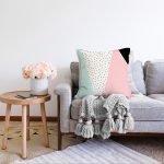 - Sonil-K-8275-Gorsel2 - Realhomes Beyaz Zemin Üzerinde Renkli Geometrik Desenli Dijital Baskılı Modern Raşel Kadife Yastık Kılıfı Realhomes