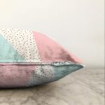 - Sonil-K-8275-Gorsel3 - Realhomes Beyaz Zemin Üzerinde Renkli Geometrik Desenli Dijital Baskılı Modern Raşel Kadife Yastık Kılıfı Realhomes