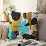 Beyaz Zemin Üzerinde Gold Detaylı Geometrik Desenli Raşel Kadife Yastık Kırlent Kılıfı Realhomes