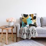 Beyaz Zemin Üzerinde Gold Detaylı Geometrik Desenli Raşel Kadife Yastık Kırlent Kılıfı Realhomes