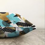 Beyaz Zemin Üzerinde Gold Detaylı Geometrik Desenli Raşel Kadife Yastık Kırlent Kılıfı Realhomes