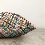 Beyaz Zemin Üzerinde Renkli Geometrik Çizgili Dijital Baskılı Modern Raşel Kadife Yastık Kılıfı Realhomes