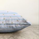 - Sonil-K-8278-Gorsel3 - Realhomes  Beyaz Zemin Üzerinde Mavi Renkli Yatay Çizgili Gold Detay Puantiyeli Raşel Kadife Yastık Kılıfı Realhomes