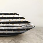 - Sonil-K-8281-Gorsel3 - Realhomes  Beyaz Zemin Üzerinde Siyah Yatay Çizgili Gold Detaylı Puantiyeli Raşel Kadife Kırlent Kılıfı Realhomes