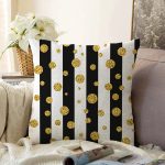 - Sonil-K-8282-Gorsel1 - Realhomes Beyaz Zemin Üzerinde Siyah Çizgili Gold Detaylı Puantiyeli Raşel Kadife Yastık Kırlent Kılıfı Realhomes
