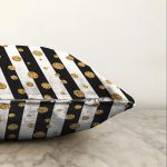 - Sonil-K-8282-Gorsel3 - Realhomes Beyaz Zemin Üzerinde Siyah Çizgili Gold Detaylı Puantiyeli Raşel Kadife Yastık Kırlent Kılıfı Realhomes