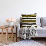 - Sonil-K-8283-Gorsel2 - Realhomes Beyaz Zemin Üzerinde Renkli Yatay Çizgili Gold Detaylı Puantiyeli Raşel Kadife Yastık Kılıfı Realhomes