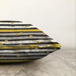 - Sonil-K-8283-Gorsel3 - Realhomes Beyaz Zemin Üzerinde Renkli Yatay Çizgili Gold Detaylı Puantiyeli Raşel Kadife Yastık Kılıfı Realhomes