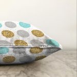 - Sonil-K-8284-Gorsel3 - Realhomes  Beyaz Zemin Üzerinde Gold Detaylı Renkli Puantiye Desenli Raşel Kadife Yastık Kırlent Kılıfı Realhomes