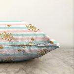 - Sonil-K-8285-Gorsel3 - Realhomes Beyaz Zeminli Renkli Yatay Çizigili Gold Detaylı Kartanesi Desenli Raşel Kadife Kırlent Kılıfı Realhomes