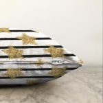 - Sonil-K-8286-Gorsel3 - Realhomes  Beyaz Zemin Üzerinde Gold Detaylı Yıldız Desenli Modern Raşel Kadife Yastık Kırlent Kılıfı Realhomes