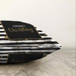 - Sonil-K-8287-Gorsel3 - Realhomes Beyaz Zemin Üzerinde Gold Yazılı Merry Christmas Modern Raşel Kadife Yastık Kırlent Kılıfı Realhomes