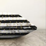 - Sonil-K-8288-Gorsel3 - Realhomes  Beyaz Zemin Üzerinde Gold Detaylı Yıldız Desenli Modern Raşel Kadife Yastık Kırlent Kılıfı Realhomes