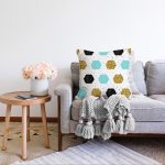 - Sonil-K-8289-Gorsel2 - Realhomes Beyaz Zemin Üzerinde Gold Detaylı Geometrik Desenli Raşel Kadife Yastık Kırlent Kılıfı Realhomes