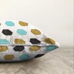 - Sonil-K-8289-Gorsel3 - Realhomes Beyaz Zemin Üzerinde Gold Detaylı Geometrik Desenli Raşel Kadife Yastık Kırlent Kılıfı Realhomes