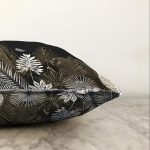 - Sonil-K-8290-Gorsel3 - Realhomes  Siyah Zemin Üzerinde Gold Detaylı Yaprak Desenli Modern Raşel Kadife Yastık Kırlent Kılıfı Realhomes