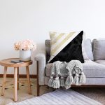 - Sonil-K-8291-Gorsel2 - Realhomes  Beyaz Zemin Üzerinde Siyah Mermer Detaylı Gold Yatay Çizgili Raşel Kadife Yastık Kırlent Kılıfı Realhomes