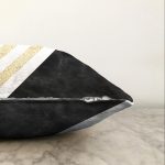 - Sonil-K-8291-Gorsel3 - Realhomes  Beyaz Zemin Üzerinde Siyah Mermer Detaylı Gold Yatay Çizgili Raşel Kadife Yastık Kırlent Kılıfı Realhomes