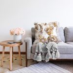 - Sonil-K-8294-Gorsel2 - Realhomes Beyaz Zemin Üzerinde Gold Detaylı Yaprak Desenli Modern Raşel Kadife Yastık Kırlent Kılıfı Realhomes