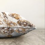 - Sonil-K-8294-Gorsel3 - Realhomes Beyaz Zemin Üzerinde Gold Detaylı Yaprak Desenli Modern Raşel Kadife Yastık Kırlent Kılıfı Realhomes