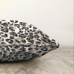 - Sonil-K-8295-Gorsel3 - Realhomes Beyaz Zemin Üzerinde Renkli Geometrik Desenli Dijital Baskılı Modern Raşel Kadife Yastık Kılıfı Realhomes