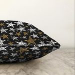 - Sonil-K-8297-Gorsel3 - Realhomes  Siyah Zemin Üzerinde Gold Detaylı Beyaz Yıldız Desenli Raşel Kadife Yastık Kırlent Kılıfı Realhomes