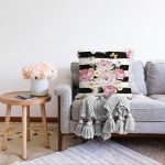 - Sonil-K-8299-Gorsel2 - Realhomes  Beyaz Zemin Üzerinde Siyah Yatay Çizgili Çiçek Desenli Raşel Kadife Yastık Kırlent Kılıfı Realhomes