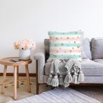 - Sonil-K-8300-Gorsel2 - Realhomes  Beyaz Zemin Üzerinde Renkli Yatay Çizgili Gold Detaylı Kartanesi Raşel Kadife Yastık Kılıfı Realhomes