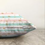 - Sonil-K-8300-Gorsel3 - Realhomes  Beyaz Zemin Üzerinde Renkli Yatay Çizgili Gold Detaylı Kartanesi Raşel Kadife Yastık Kılıfı Realhomes