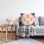 - Sonil-K-8301-Gorsel2 - Realhomes  Siyah Zemin Üzerinde Geometrik Zigzag Desenli Love Yazılı Raşel Kadife Yastık Kırlent Kılıfı Realhomes