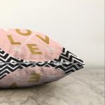 - Sonil-K-8301-Gorsel3 - Realhomes  Siyah Zemin Üzerinde Geometrik Zigzag Desenli Love Yazılı Raşel Kadife Yastık Kırlent Kılıfı Realhomes