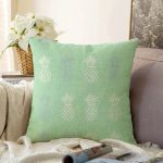 - Sonil-K-8305-Gorsel1 - Realhomes  Pastel Zemin Üzerinde Ananas Desenli Dijital Baskılı Modern Raşel Kadife Yastık Kırlent Kılıfı Realhomes