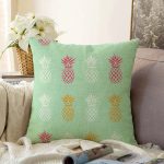 - Sonil-K-8306-Gorsel1 - Realhomes  Pastel Zemin Üzerinde Ananas Desenli Dijital Baskılı Modern Raşel Kadife Yastık Kırlent Kılıfı Realhomes
