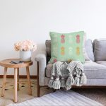 - Sonil-K-8306-Gorsel2 - Realhomes  Pastel Zemin Üzerinde Ananas Desenli Dijital Baskılı Modern Raşel Kadife Yastık Kırlent Kılıfı Realhomes