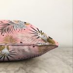 - Sonil-K-8308-Gorsel3 - Realhomes  Pastel Zemin Üzerinde Gold Detaylı Yaprak Desenli Modern Raşel Kadife Yastık Kırlent Kılıfı Realhomes