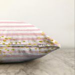 - Sonil-K-8310-Gorsel3 - Realhomes Beyaz Zemin Üzerinde Gold Detaylı Kalp Desenli Modern Raşel Kadife Yastık Kırlent Kılıfı Realhomes