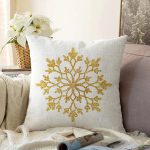 - Sonil-K-8311-Gorsel1 - Realhomes  Beyaz Zemin Üzerinde Gold Detaylı Kartanesi Desenli Raşel Kadife Yastık Kırlent Kılıfı Realhomes