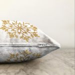 - Sonil-K-8311-Gorsel3 - Realhomes  Beyaz Zemin Üzerinde Gold Detaylı Kartanesi Desenli Raşel Kadife Yastık Kırlent Kılıfı Realhomes