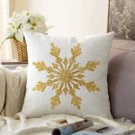 - Sonil-K-8312-Gorsel1 - Realhomes  Beyaz Zemin Üzerinde Gold Detaylı Kartanesi Desenli Raşel Kadife Yastık Kırlent Kılıfı Realhomes