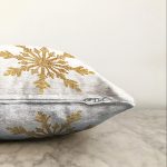 - Sonil-K-8312-Gorsel3 - Realhomes  Beyaz Zemin Üzerinde Gold Detaylı Kartanesi Desenli Raşel Kadife Yastık Kırlent Kılıfı Realhomes