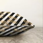 - Sonil-K-8313-Gorsel3 - Realhomes  Beyaz Zemin Üzerinde Gold Detaylı Yaprak Desenli Modern Raşel Kadife Yastık Kırlent Kılıfı Realhomes