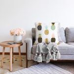 Beyaz Zemin Üzerinde Gold Detaylı Ananas Desenli Modern Raşel Kadife Yastık Kırlent Kılıfı Realhomes