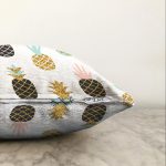 Beyaz Zemin Üzerinde Gold Detaylı Ananas Desenli Modern Raşel Kadife Yastık Kırlent Kılıfı Realhomes