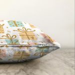 Beyaz Zemin Üzerinde Gold Detaylı Hediye Paketi Desenli Raşel Kadife Yastık Kırlent Kılıfı Realhomes